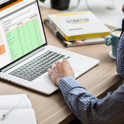 Mann-arbeitet-mit-Datenschutz-Software-2-1 Mann-arbeitet-mit-Datenschutz-Software-2-1